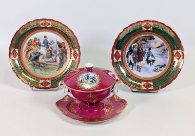 trois assiettes et une soucoupe sur lesquelles figurent un homme et une femme
