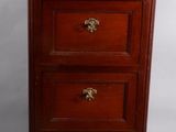 une photo d'une grande commode en bois