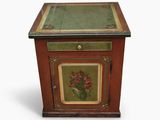 une petite armoire en bois ornée d'une peinture