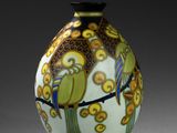 un vase orné d'un motif d'oiseau, posé sur une table