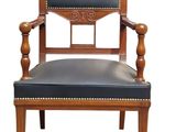 une chaise en bois dont l'assise est recouverte de cuir noir