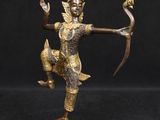 une statue en bronze représentant une personne tenant un arc et une flèche