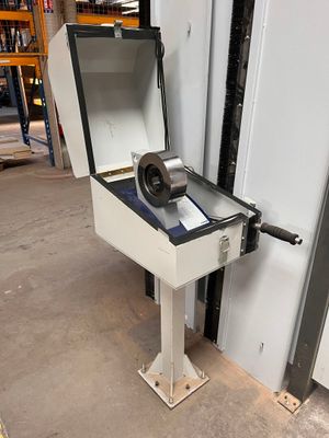une machine posée sur une table dans un entrepôt