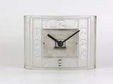 une horloge transparente avec des aiguilles noires sur un fond blanc