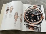 un livre sur lequel figure la photo d'une montre Rolex