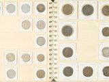 un livre qui contient beaucoup de pièces de monnaie