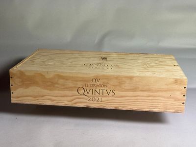 une boîte en bois vide sur laquelle est collée une étiquette de vin