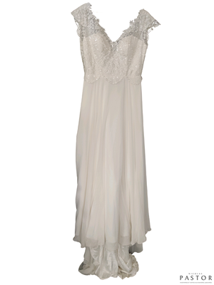 une photo d'une robe de mariée posée sur un mannequin