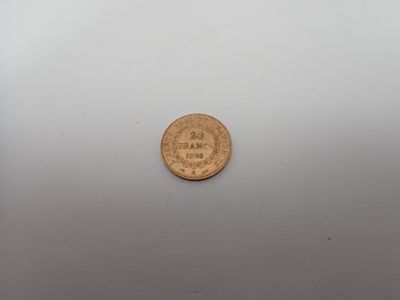 gros plan d'une pièce de monnaie sur une surface blanche
