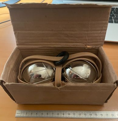 une boîte en carton contenant une paire de lunettes