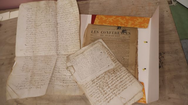 Documents anciens (courrier, vieux journaux, conférences du sud o...