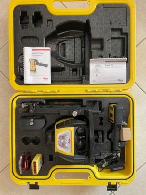 une mallette jaune remplie d'outils, posée sur un sol carrelé