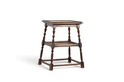 l'image d'une table en bois surmontée d'une étagère