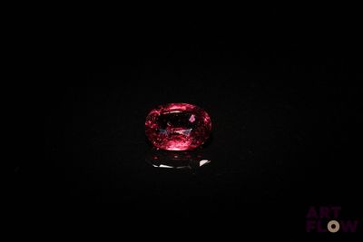 gros plan d'un diamant rouge sur une surface noire
