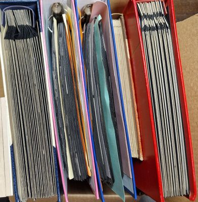 1 carton contenant 5 classeurs et un vrac de timbres du mond…