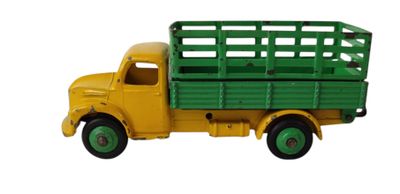 un camion miniature jaune et vert sur fond blanc