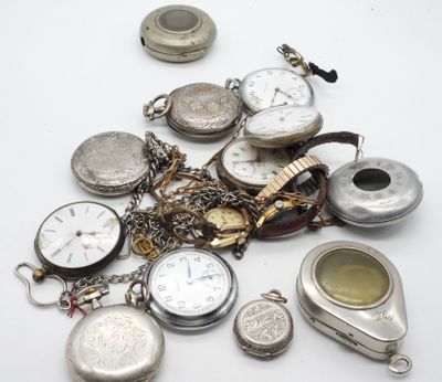 de nombreux types de montres de poche sur la table