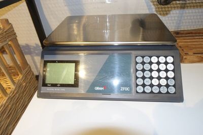 SUR DESIGNATION : Une petite balance électronique GRAM ZF0C …