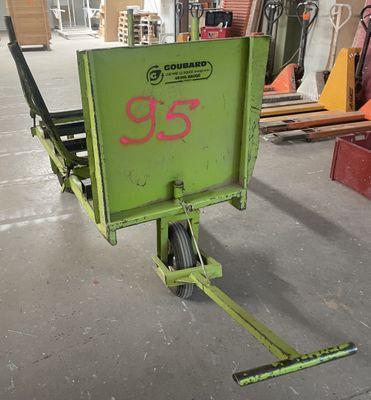un chariot vert qui se trouve dans un entrepôt