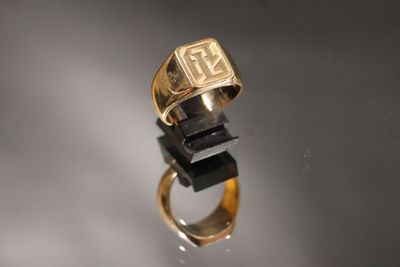 une image représentant une bague en or sur laquelle figure le chiffre 50