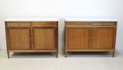 une paire de buffets de style « mid-century » avec des plateaux en marbre