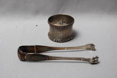deux cuillères et une cuillère reposent sur une table