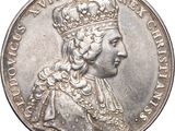 Gros plan sur une pièce d'argent ornée d'une couronne