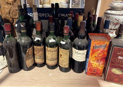 de nombreuses bouteilles de vin posées sur une table dans un magasin