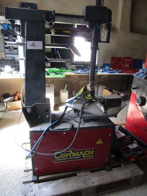 une machine posée sur une palette dans un garage
