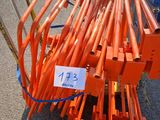 un gros tas de tuyaux orange par terre
