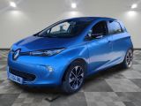 une voiture bleue est garée dans une pièce au sol à carreaux