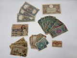 plusieurs types différents de billets de banque disposés sur une surface blanche