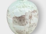un vase en verre orné d'un motif marron et blanc
