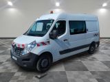 l'image d'une camionnette blanche garée dans un garage