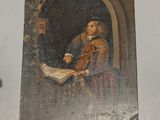 un tableau représentant un homme jouant du violon, accroché au mur