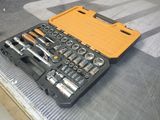 une trousse à outils posée sur une table
