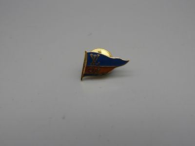 Louis Vuitton, 1 pins Louis Vuitton Cup, figurant un drapeau