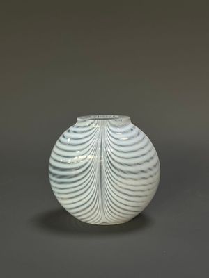 une photo d'un vase blanc posé sur une table