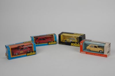 trois boîtes contenant des petites voitures, posées sur une surface blanche