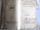 un vieux livre ouvert sur une nappe en dentelle