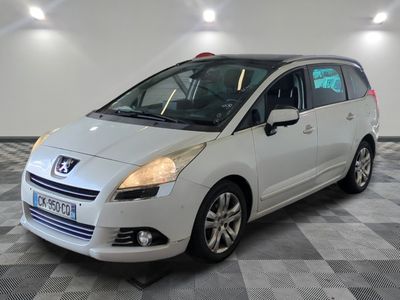 la petite voiture blanche est garée dans la pièce au sol en damier