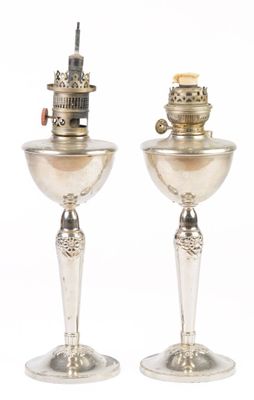 une paire de bougeoirs en métal argenté surmontés de bougies