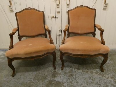Paire de fauteuils en noyer, à dossiers plats - Epoque Louis…