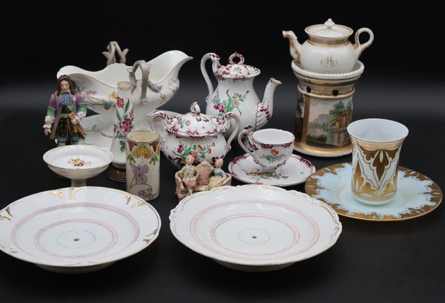 Verre à eau opaline, deux assiettes de présentation, saucière en ...