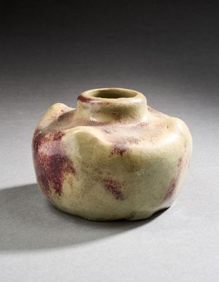 un petit vase posé sur une table