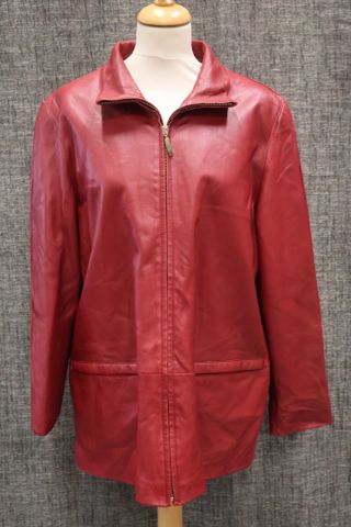 Victoria VERASSI – Veste en cuir souple rouge. Taille : 42-44 à v...