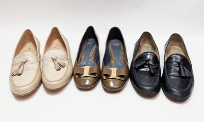 quatre paires de chaussures pour femmes alignées en rang