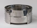 un bracelet en argent orné de rivets, posé sur un fond blanc