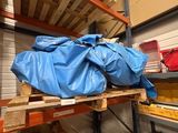 un sac bleu posé sur une palette dans un entrepôt