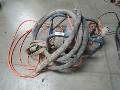 un tas de tuyaux posés par terre